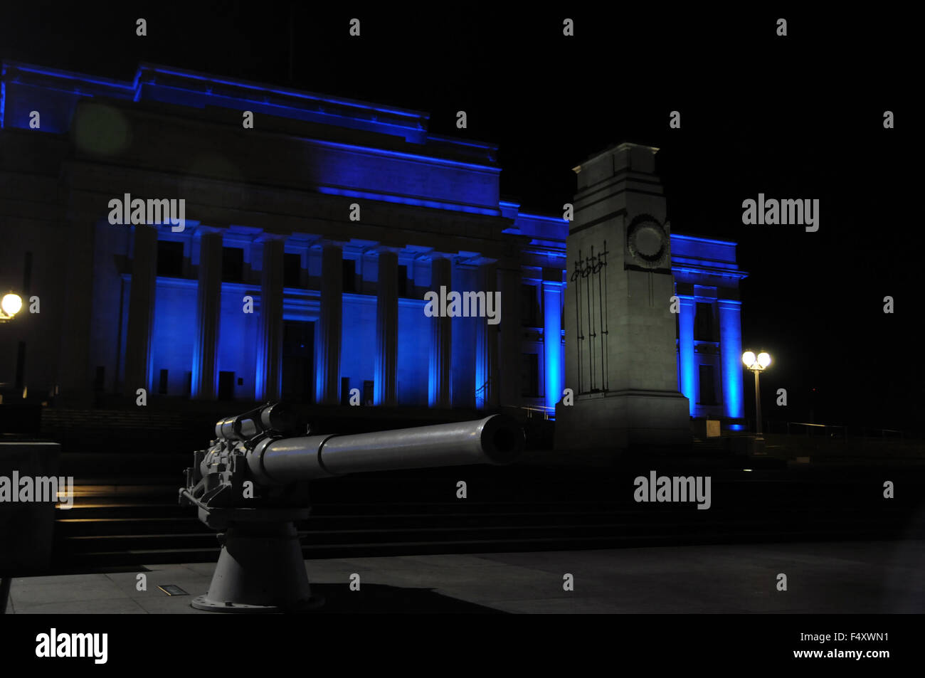 Auckland, Vereinte Nationen. 24. Oktober 2015. Das War Memorial Museum leuchtet blau in Auckland, New Zealand, als Teil der weltweiten Feierlichkeiten für den 70. Jahrestag der Gründung der Vereinten Nationen am 24. Oktober 2015. © Tian Ye/Xinhua/Alamy Live-Nachrichten Stockfoto