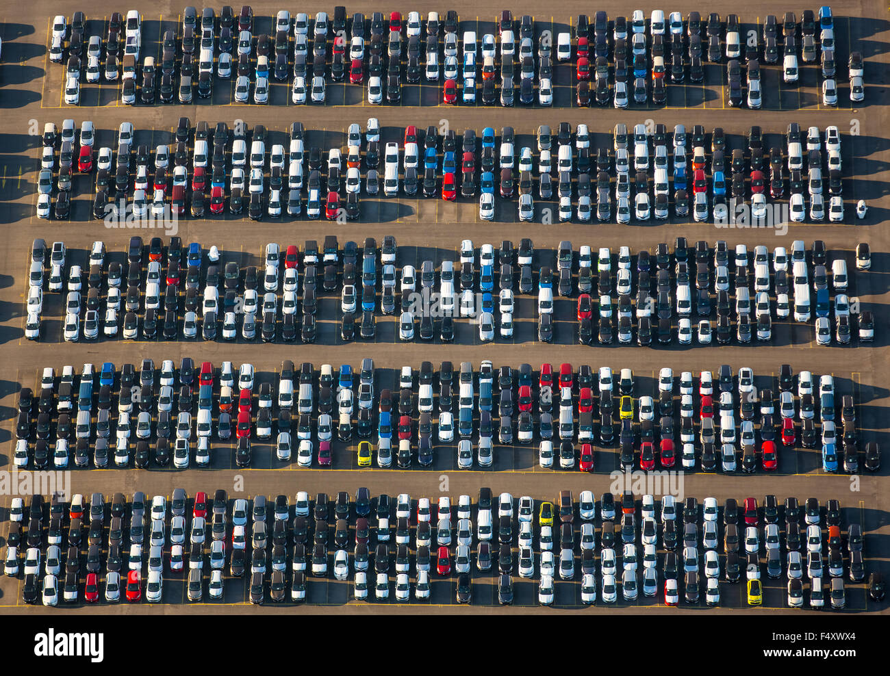 Import von Fahrzeugen, Vorrat, Parkplatz, Logport Duisburg-Rheinhausen, Duisburg, Ruhr District, North Rhine-Westphalia, Deutschland Stockfoto
