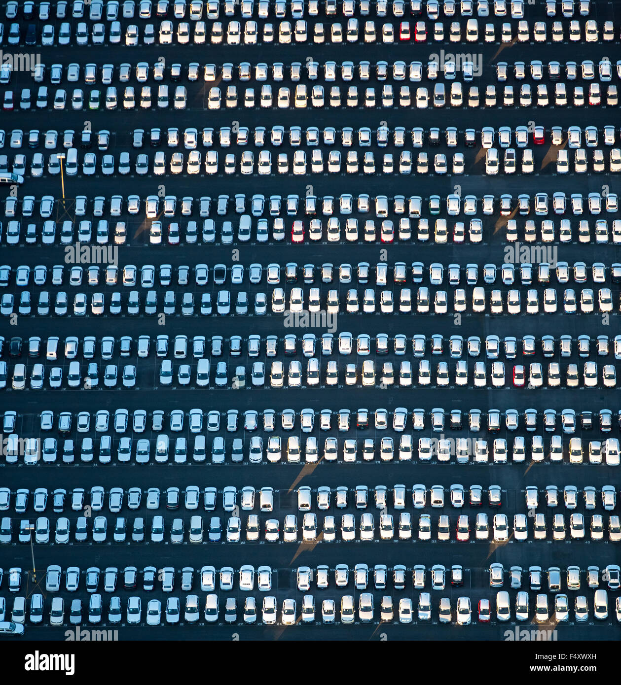 Großer Parkplatz für neue Autos, Helf Automobil-Logistik GmbH, Auto Vorrat, Essen, Ruhrgebiet, Nordrhein-Westfalen Stockfoto