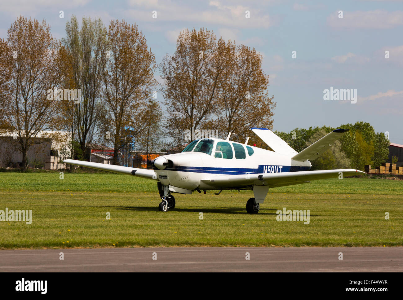 Buche V-35 Bonanza N50VT auf der Piste nach der Landung am Breighton Flugplatz Stockfoto