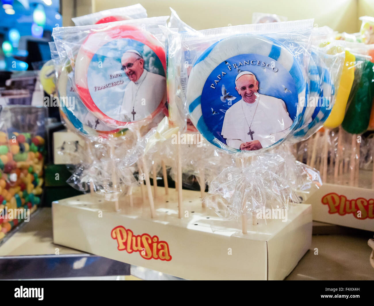 Lolliops mit dem Porträt des Papstes Francis werden für den Verkauf in einem Süßwarengeschäft in Rom angezeigt. Stockfoto