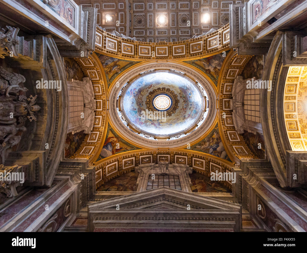 Innenraum der Basilika von St. Peter, Vatikan: Haupt Kuppel über dem Altarraum, von unten gesehen Stockfoto