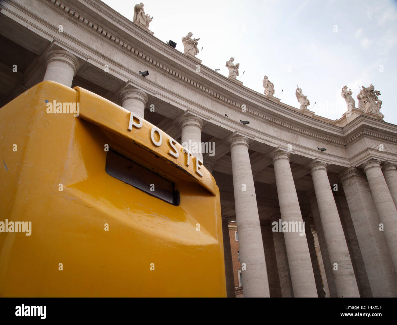 Postfach Poste Vaticane, den Postdienst souveränen Vatikanstadt, vor der der Basilika St. Peter im Vatikan, Rom. Stockfoto