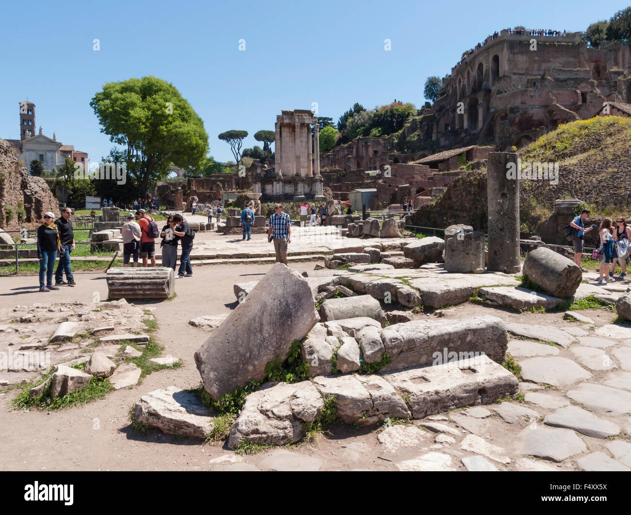 Touristen sind schlendern durch die archäologische Ausgrabungsstätte Forum Romanum in Rom, Italien. Stockfoto