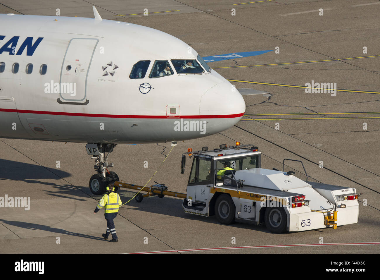 Flugzeug beim zurückschieben, Flughafen Düsseldorf, DUS, North Rhine-Westphalia, Germany Stockfoto