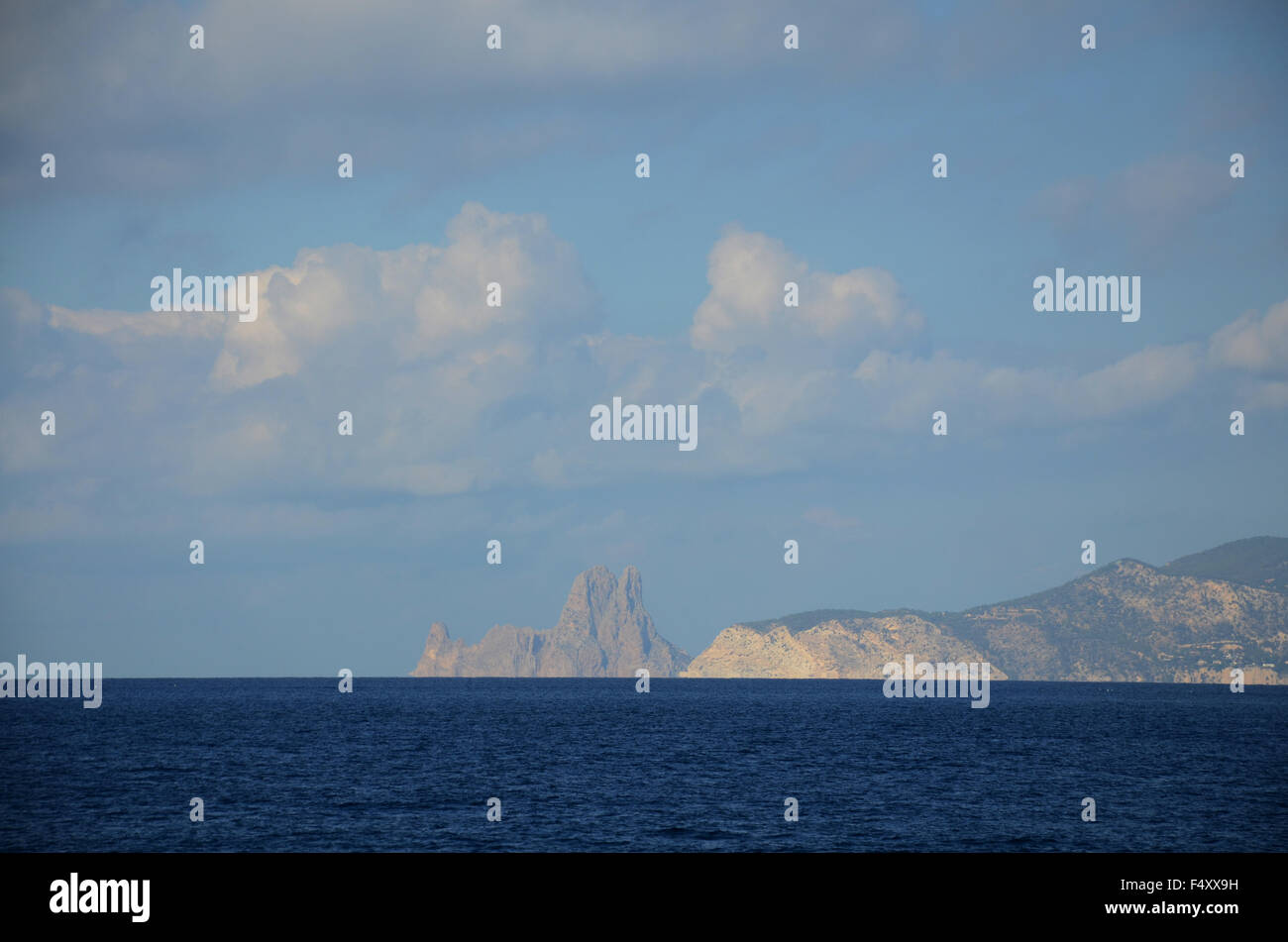 ES VEDRA, eine unbewohnte Felseninsel liegt 2km vor der Westküste von Ibiza aus dem Meer gesehen Stockfoto