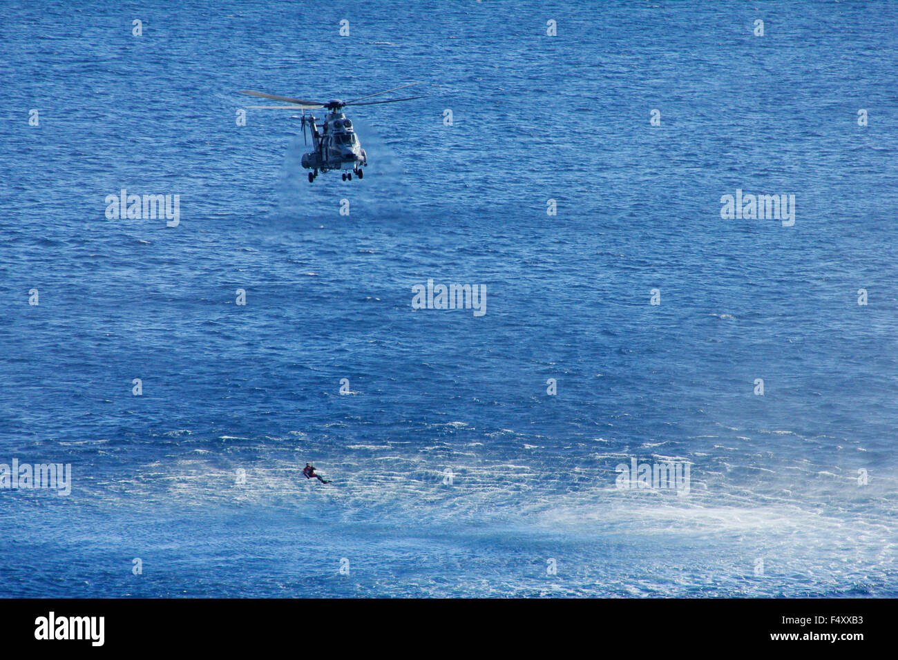 Griechischen SAR Mannschaft Retter Taucher, auf Manöver aus dem Super Puma Helikopter. Nordöstliche Ägäis. Insel Limnos, Griechenland Stockfoto