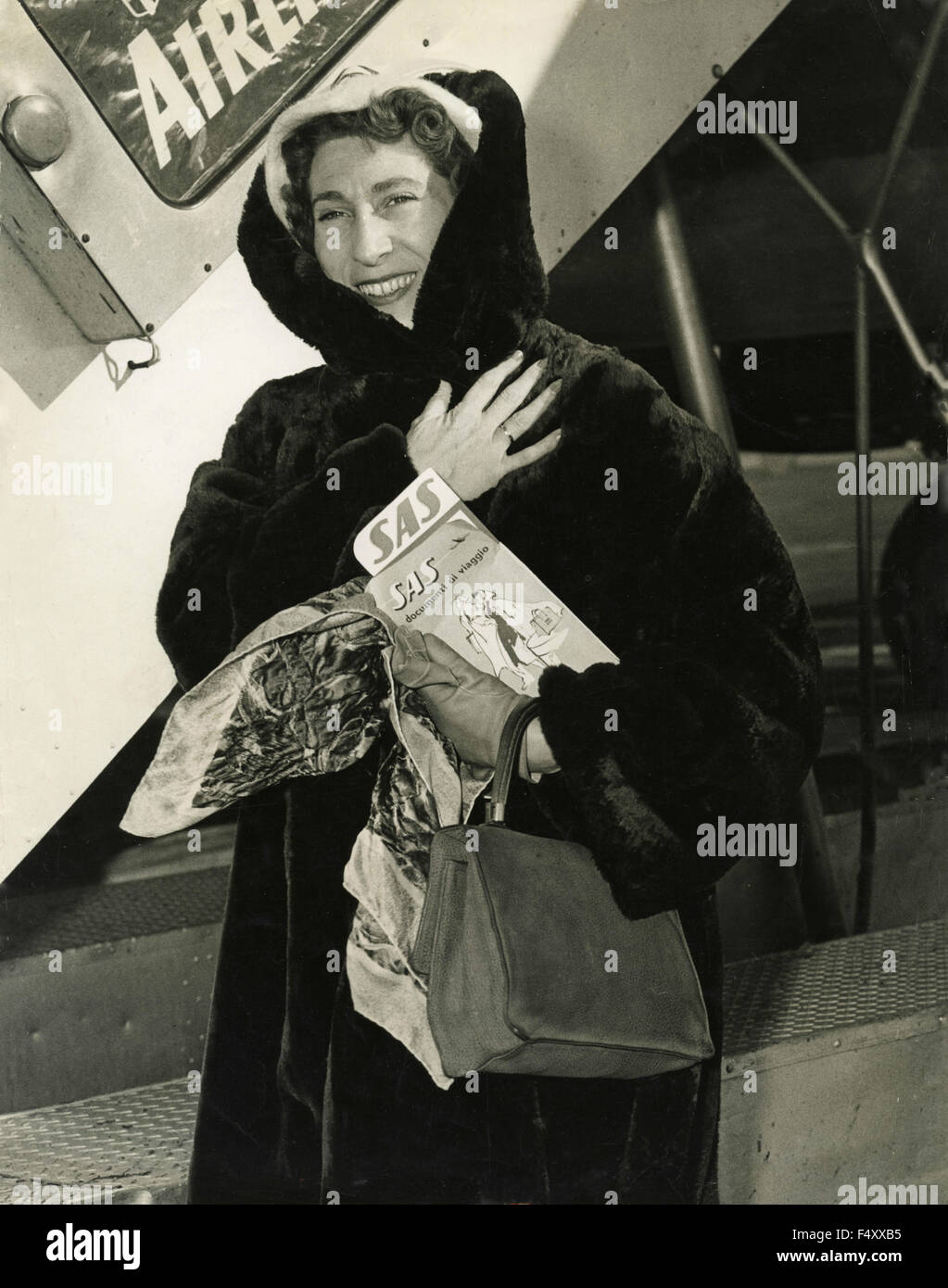 Eine unbekannte Frau steigt aus einem Flugzeug Scandinavian Airlines Stockfoto