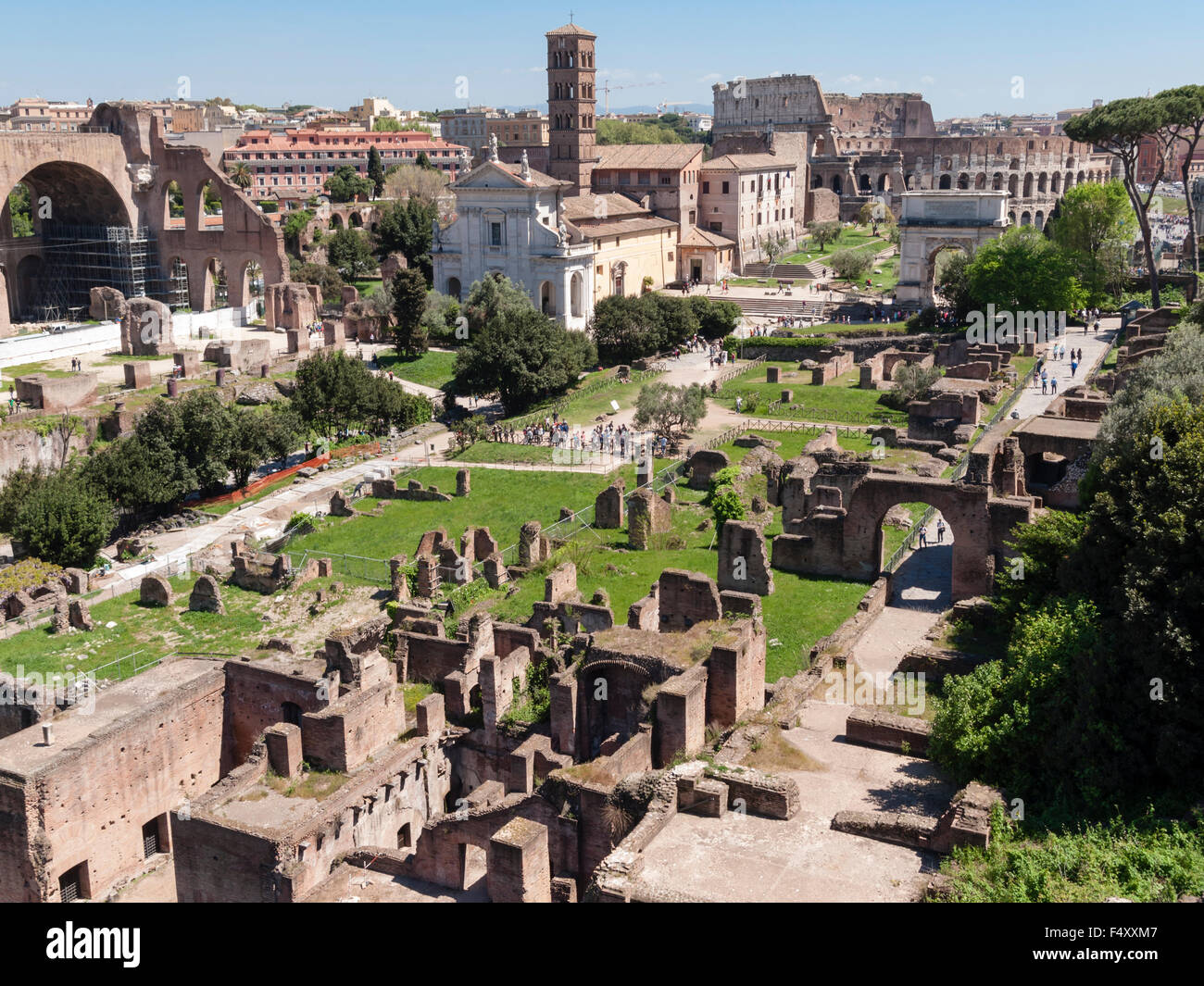Touristen sind Bummeln durch den Hauptplatz der archäologischen Ausgrabungsstätte Forum Romanum in Rom, Italien. Stockfoto