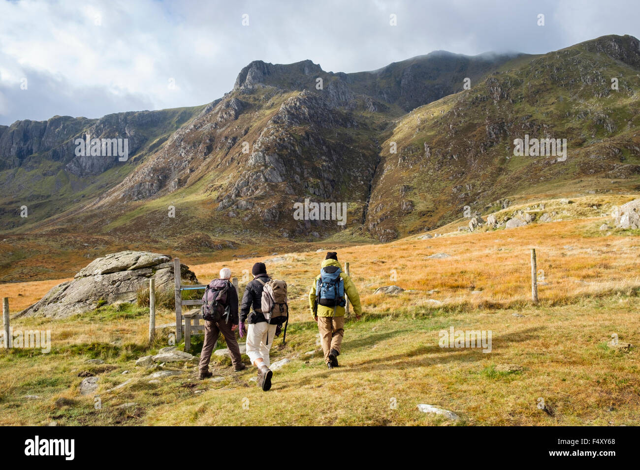 Drei Wanderer im Cwm Idwal unterhalb von Y Garn Berg Berge von Snowdonia National Park (Eryri), Ogwen, North Wales, UK, Großbritannien Stockfoto