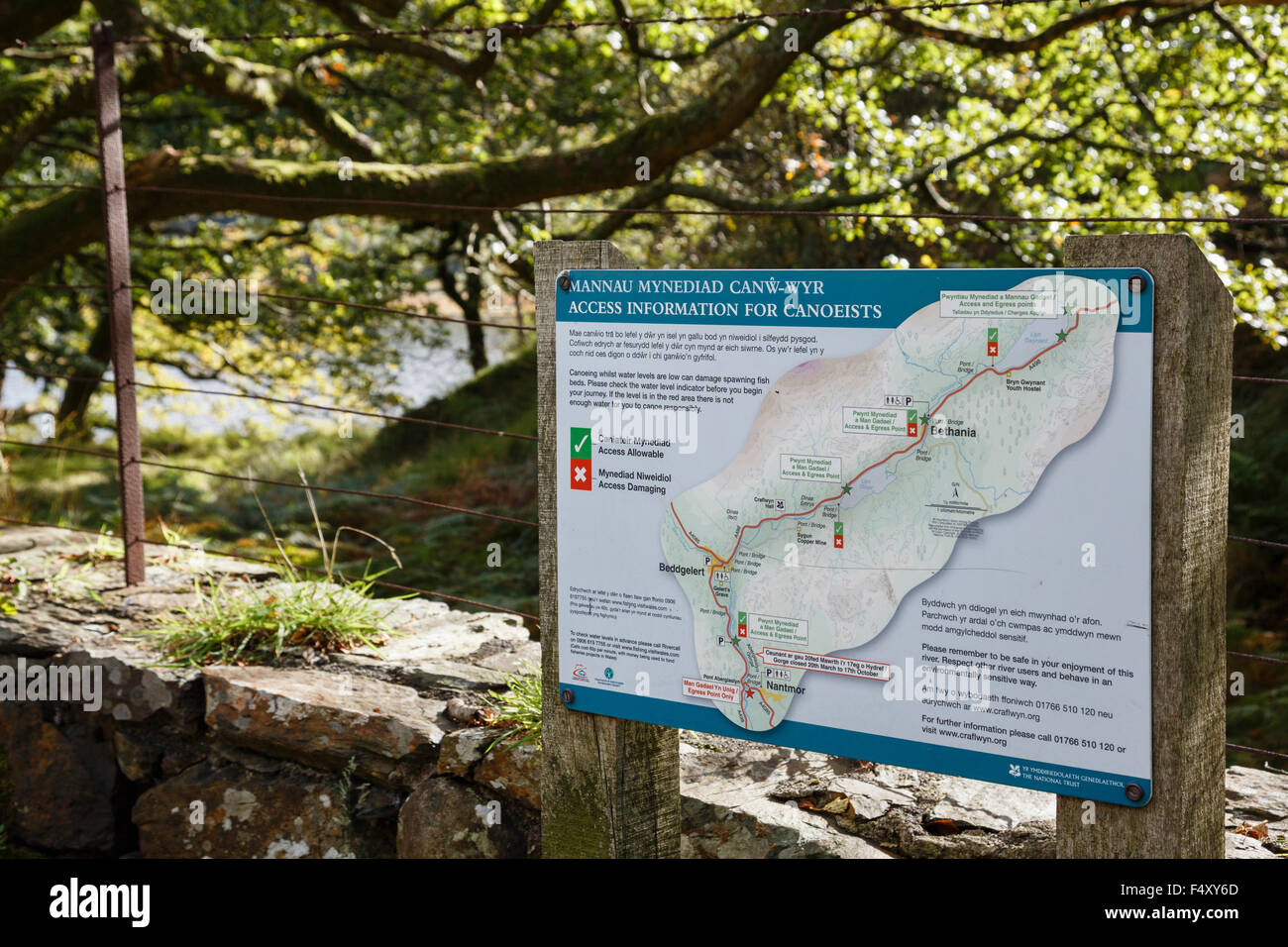 Zweisprachige Aushang mit Zugang zu Informationen für Kanufahrer in Snowdonia-Nationalpark Seen und Flüssen. Llyn Dinas, Wales, UK Stockfoto
