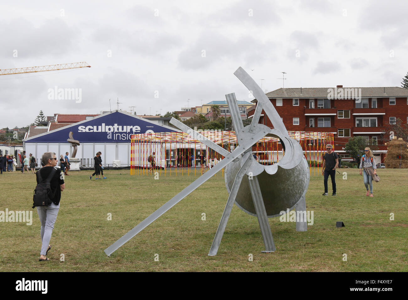 Nr. 48, "Surfer Paradies" von James Rogers von New South Wales an der 19. jährliche Skulptur durch das Meer Bondi Skulptur. 22. Oktober 2015. Stockfoto