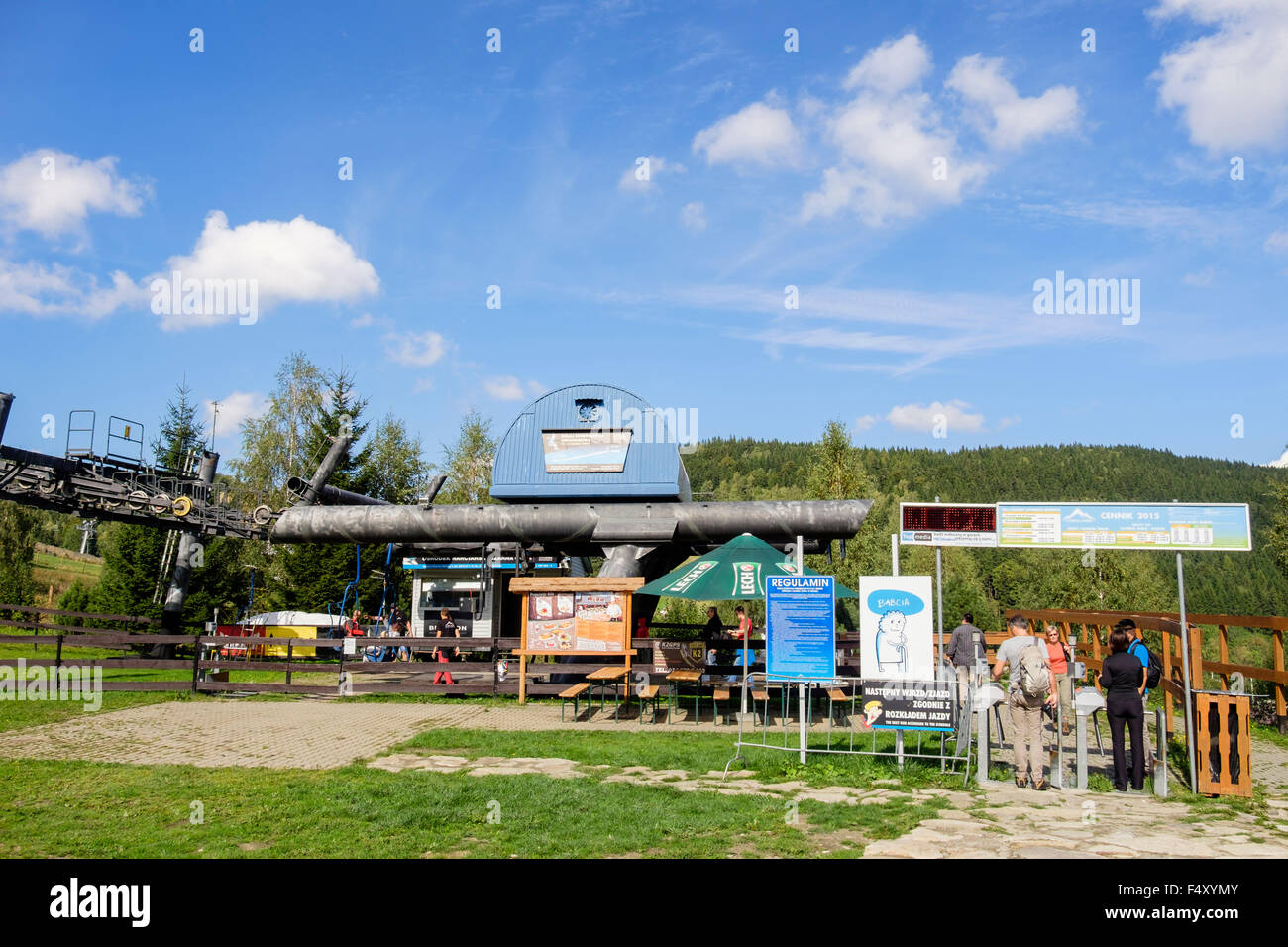 Personen mit Seilbahn bis Czarna Gora (schwarzer Berg) im Skigebiet im Snieznicki Park Stobrawski im Sommer. Glatz-Polen Stockfoto