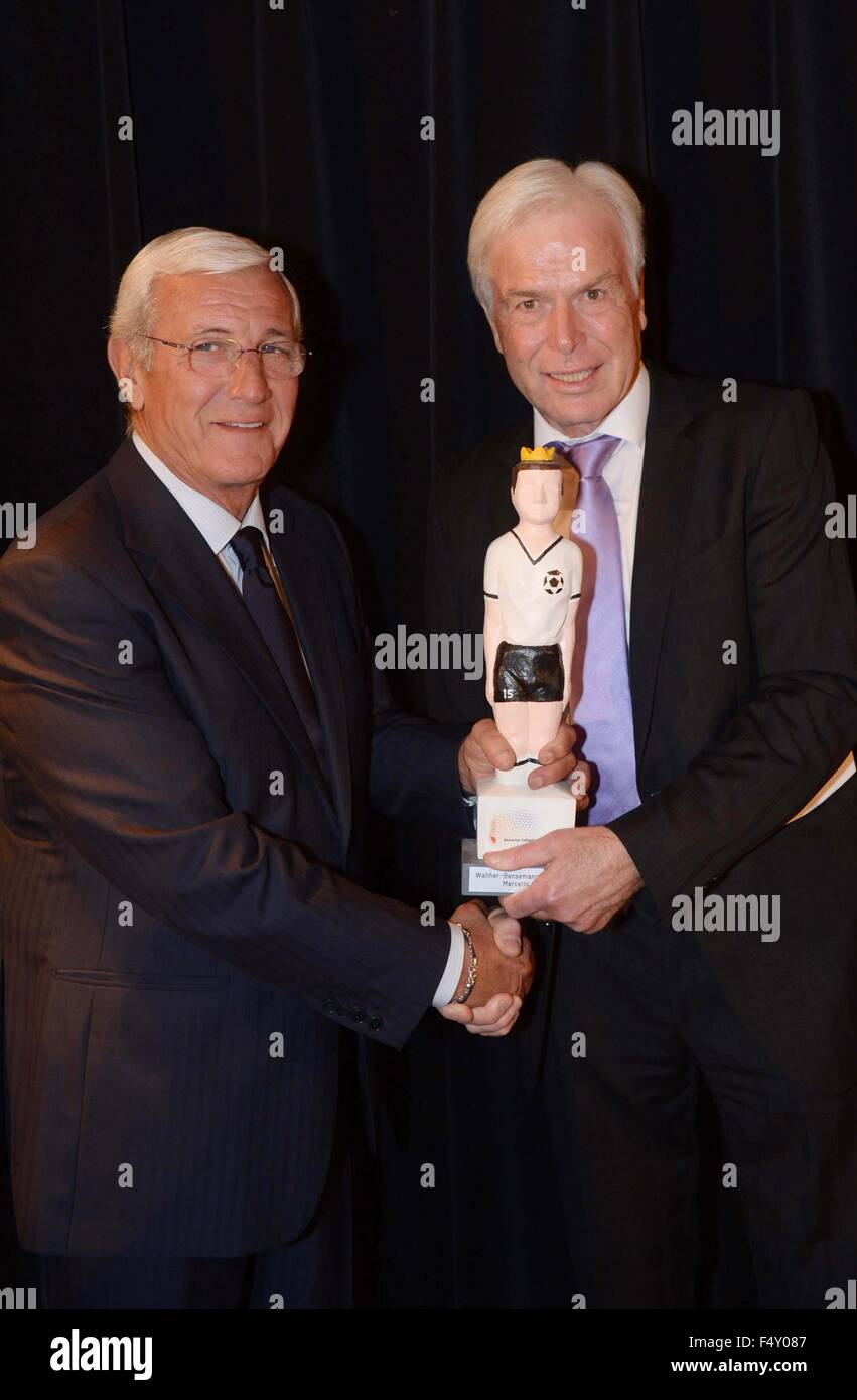 Nürnberg, Deutschland. 23. Oktober 2015. Laudator und Herausgeber des Fußballs stellt Magazin "Kicker", Rainer Holzschuh (R), ehemalige italienische Nationalmannschaft Trainer Marcello Lippi Walter Bensemann Prize von der Deutschen Akademie für Fußballkultur in Nürnberg, 23. Oktober 2015. Foto: BERNY MEYER/Dpa/Alamy Live News Stockfoto