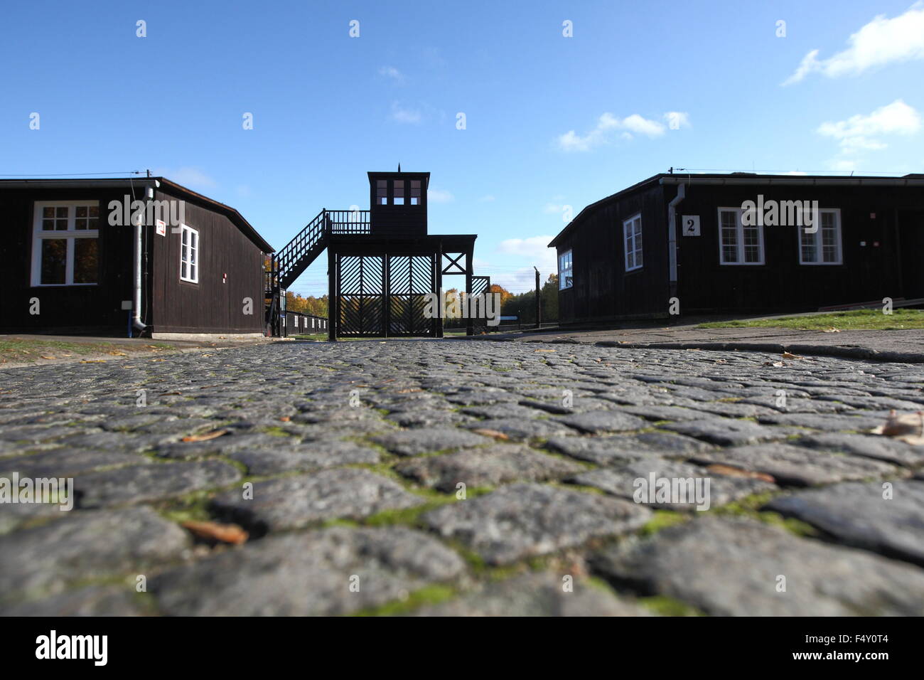 Sztutowo 24. Okt. 2015 Hunderte von Schuhen und Kleidungsstücken wurden im Wald in der Nähe von ehemaligen deutschen Konzentrationslager Stutthof in Sztutowo, Nordpolen gefunden. Die Elemente werden geglaubt, um Lagerinsassen gehört haben. In der Regel wurden neue Häftlinge von Konzentrationslagern ihrer Kleidung und ihres Besitzes bei der Ankunft gestrippt. Etwa 65.000 Insassen starben im Vernichtungslager Stutthof fungierte von September 1939 bis Mai 1945. Im Bild: Eingang zum deutschen Nazi-Tod Lager Stutthof und so genannte Death Gate Credit: Michal Fludra/Alamy Live News Stockfoto