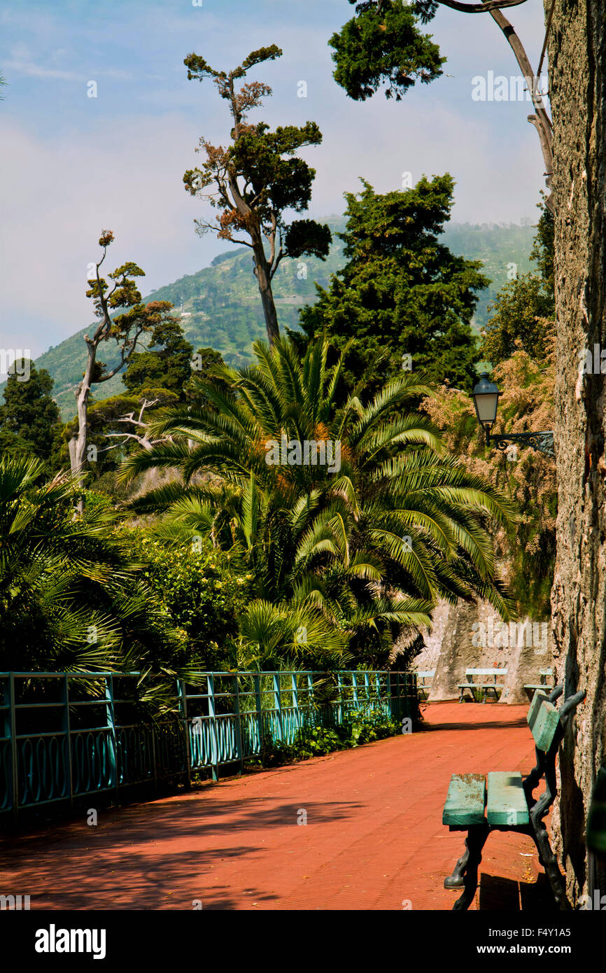 Romantische Ecke der Anita Garibaldi-Promenade entlang der Küste, umgeben von üppiger Vegetation in Nervi, Italien, Stockfoto