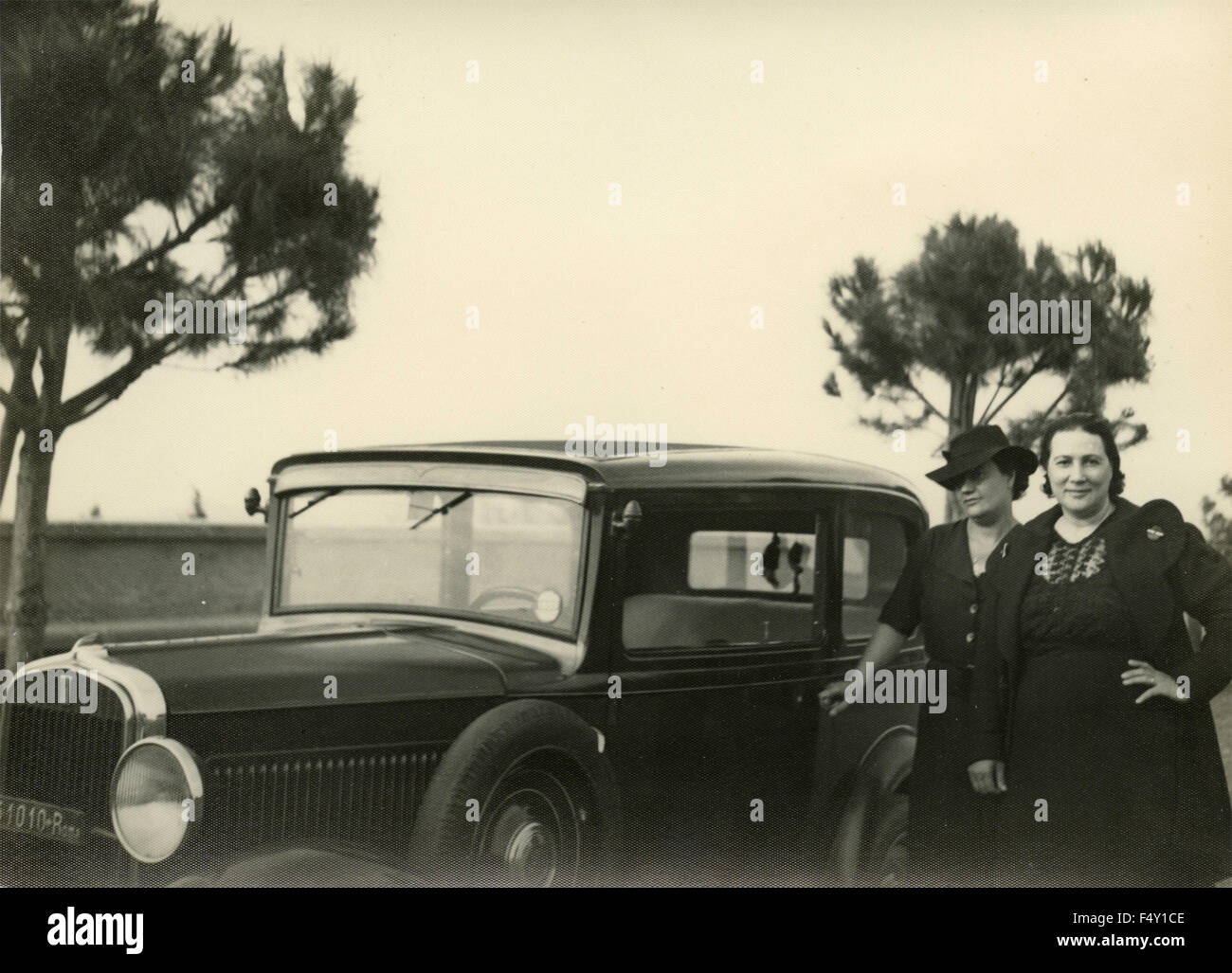 Zwei Frauen neben eine schwarze Limousine, Italien Stockfoto