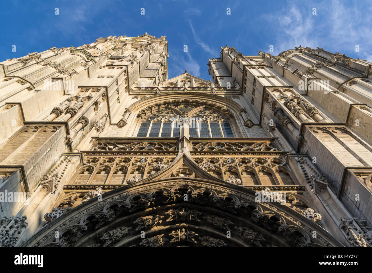 Fassade der Kathedrale von Notre-Dame (Onze-Lieve-Vrouwekathedraal) in Antwerpen, die größte gotische Kirche in Belgien. Stockfoto