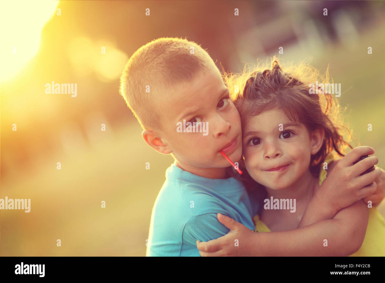 Bruder und Schwester in Umarmung mit Liebe und glücklich Lächeln. Stockfoto