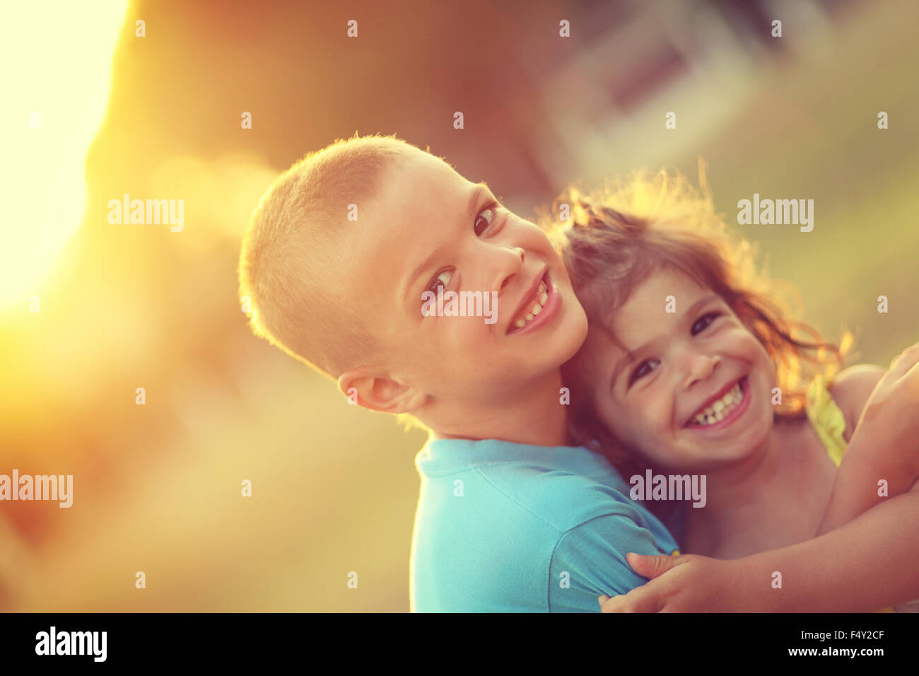 Bruder und Schwester in Umarmung mit Liebe und glücklich Lächeln. Geringe Schärfentiefe. Soft-Fokus. Stockfoto