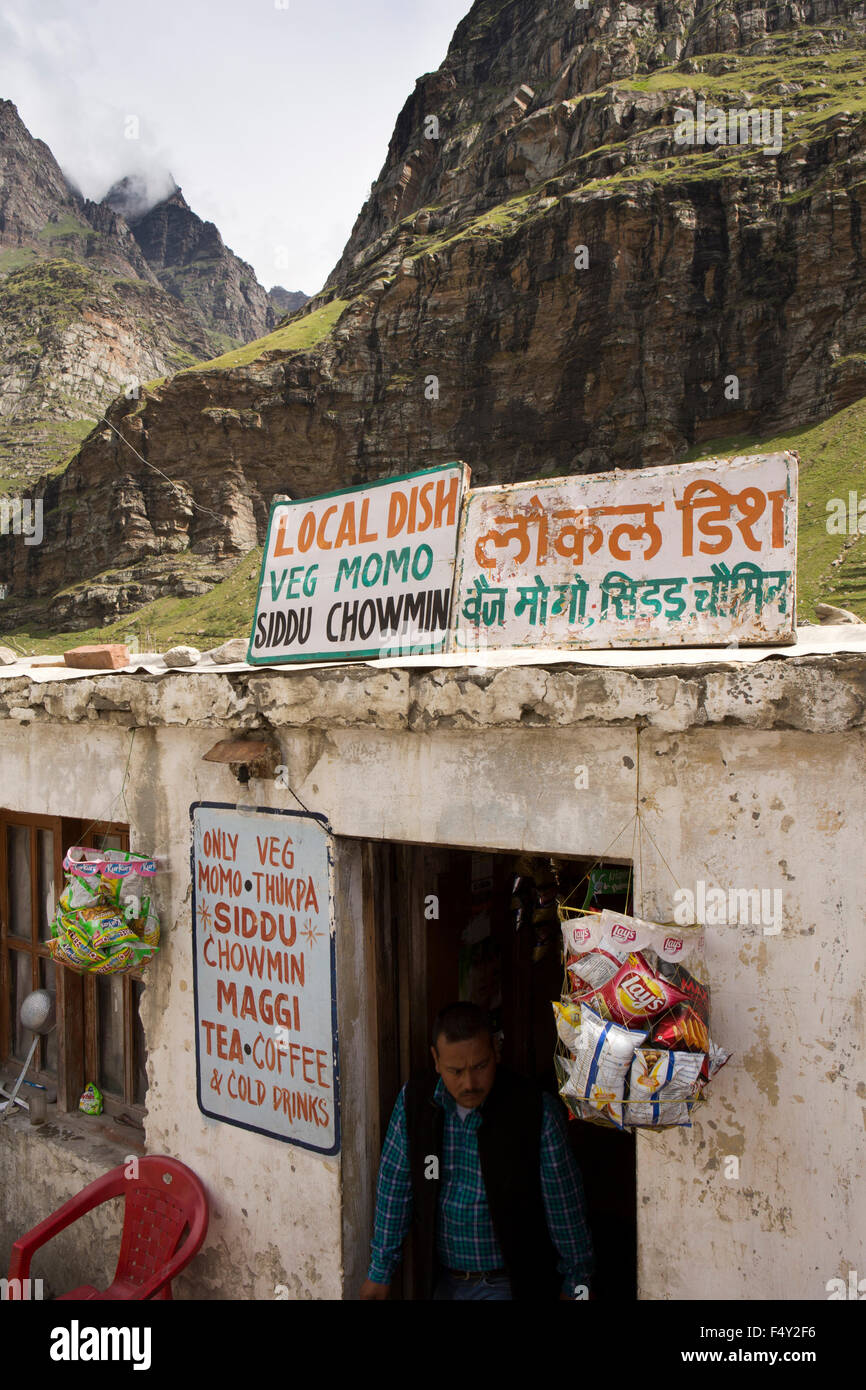 Zeigen Sie Khoksar, kleine Straßencafé bei Polizeikontrolle, Lahaul Valley, Himachal Pradesh, Indien Stockfoto