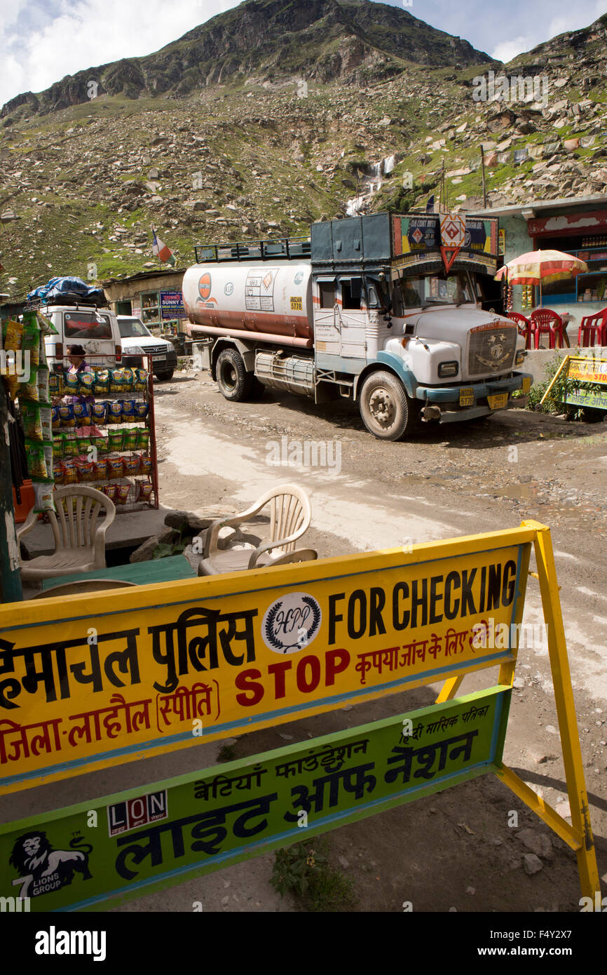 Indien, Himachal Pradesh, Lahaul Valley, Khoksar, Fahrzeuge geparkt an Polizei Kontrollpunkt vor Rohtang Pass Stockfoto