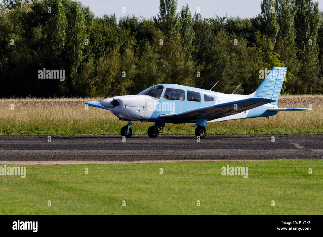 Piper PA-28-181 Cherokee Archer II G-USSY Rollen am Sturgate Flugplatz Stockfoto