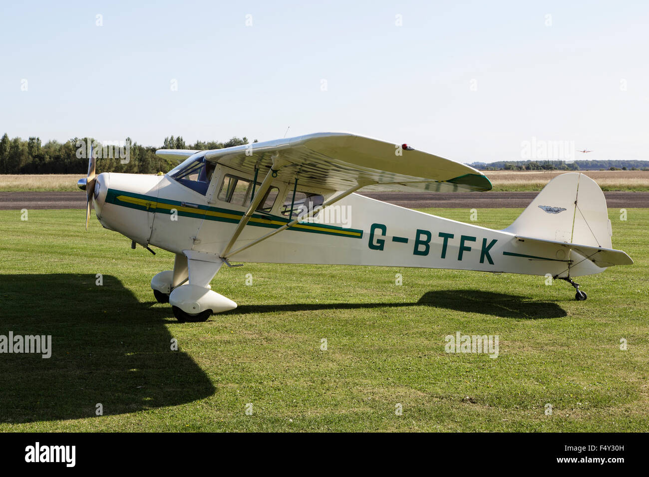 Taylorcraft BC12D Duo G-BTFK auf dem Rasen am Sturgate Flugplatz geparkt Stockfoto