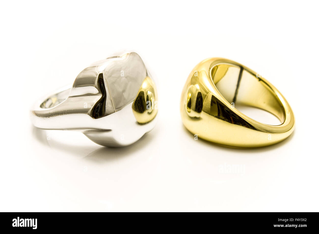 Silber und gold Ringe isoliert auf weiss Stockfoto