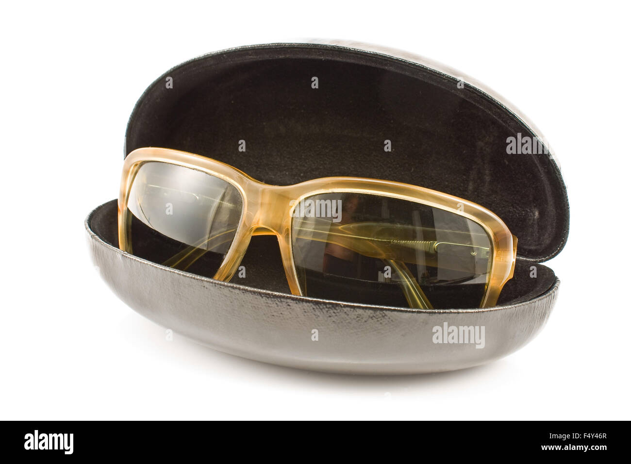 Sonnenbrille im Brillenetui isoliert auf weiss Stockfoto