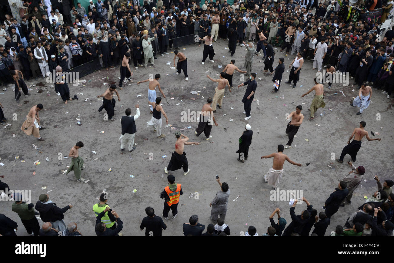 Quetta. 24. Oktober 2015. Schiitische Muslime führen Rituale während einer religiösen Prozession Markierung Ashura im Südwesten Pakistans Quetta, am 24. Oktober 2015. Pakistanische Muslime am Samstag beobachtet Ashura, oder am 10. Tag von Muharram im islamischen Kalender, zum Gedenken an das Martyrium des Imam Hussain, Enkel des islamischen Propheten Muhammad und seine Anhänger. Bildnachweis: Asad/Xinhua/Alamy Live-Nachrichten Stockfoto