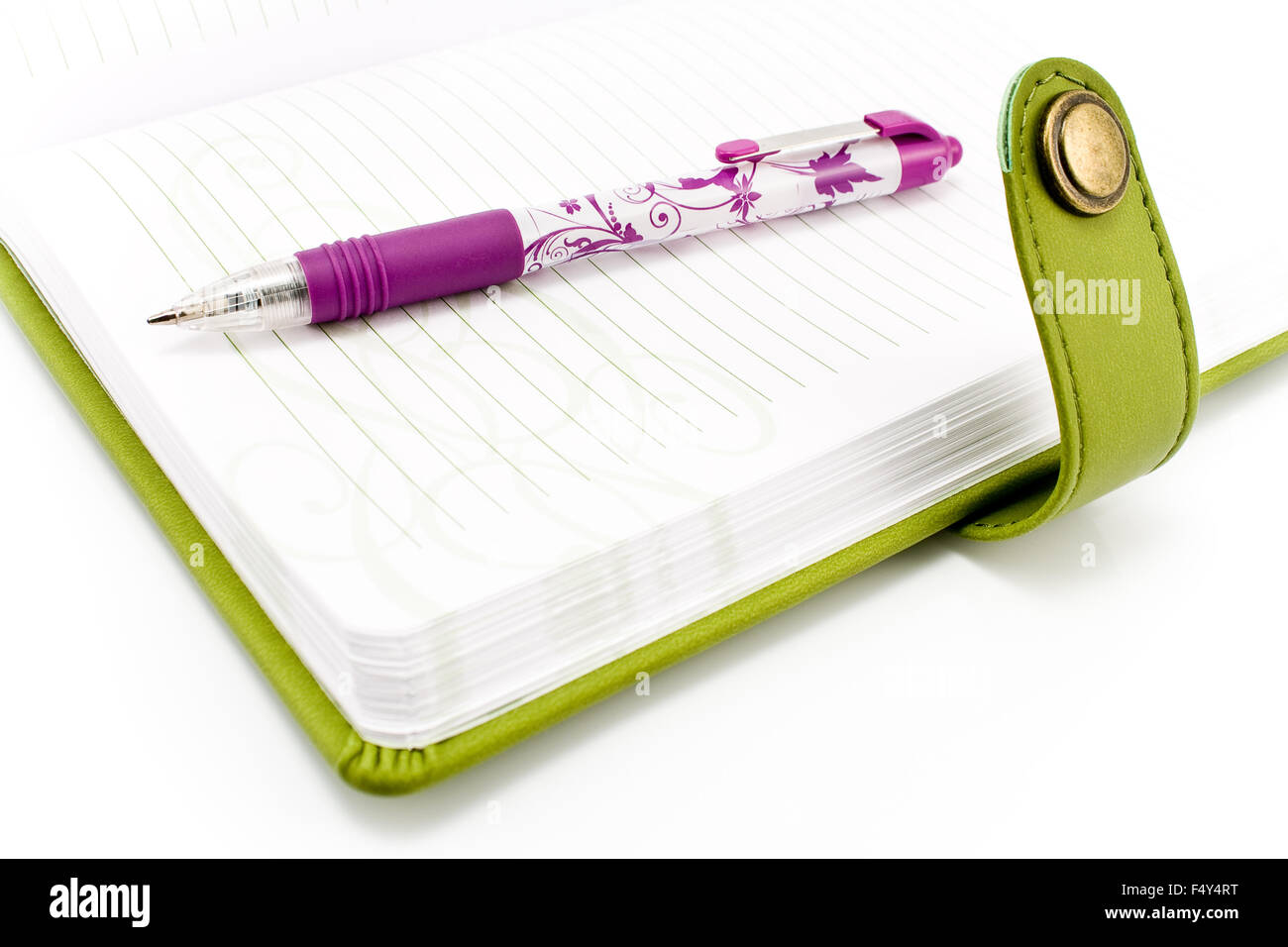 Stift und grün Notebook isoliert auf weiss Stockfoto