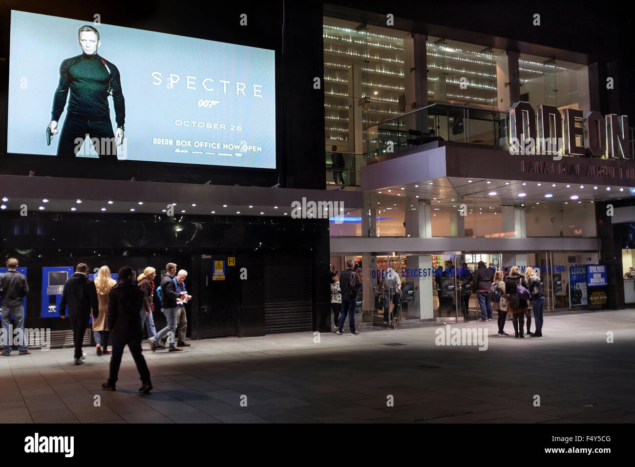 Odeon Kino, Leicester Square, London Werbung die Freisetzung von James Bond-Film mit Daniel Craig im November 2015 Spectre. Stockfoto