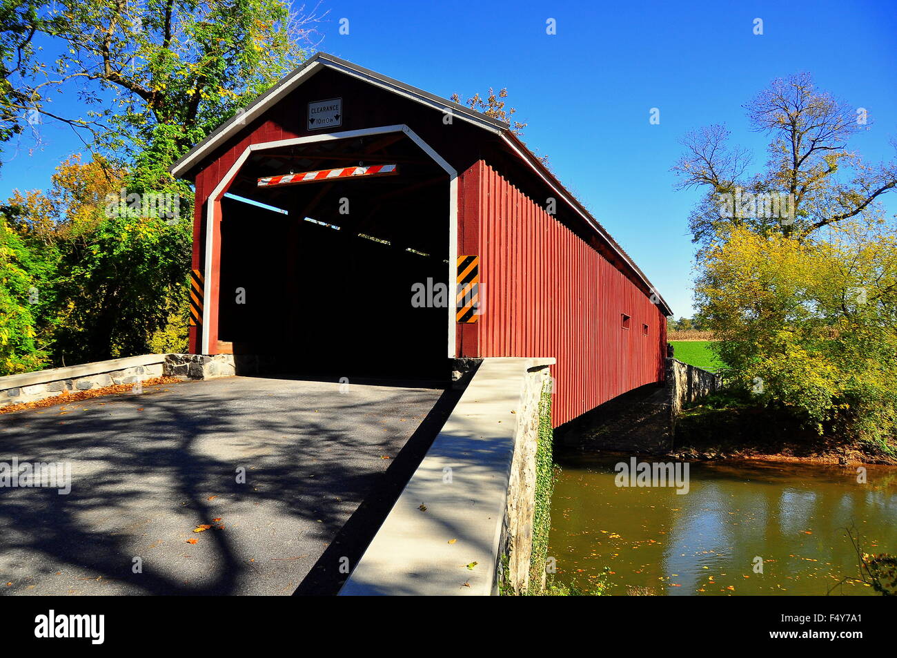 Obere Leacock Township, Pennsylvnia: 1867 einzelnen Span. Burr Truss Pinetown überdachte Brücke über den Fluss Conestoga * Stockfoto