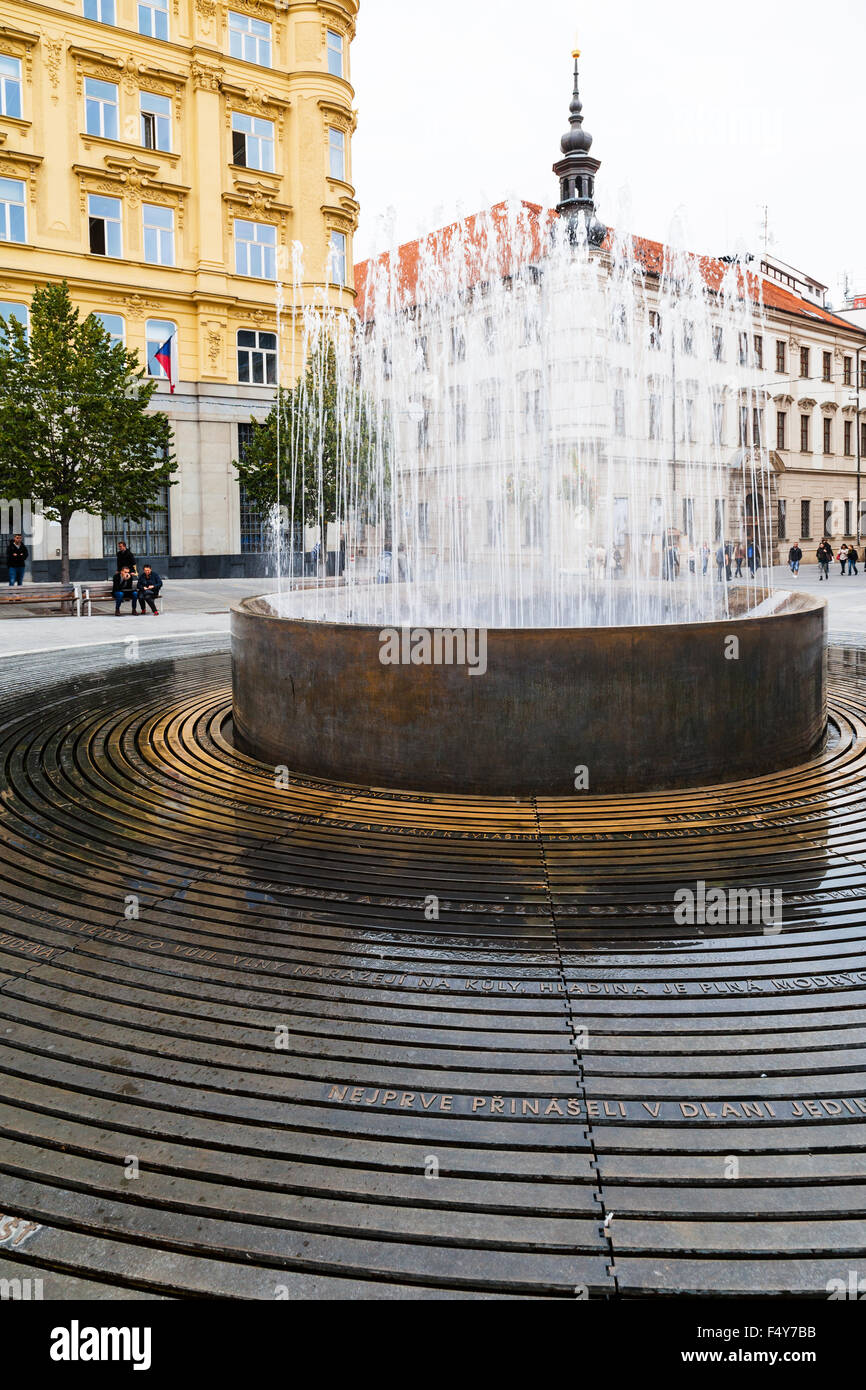 BRNO, Tschechien - 25. September 2015: Menschen und Brunnen über den freien Platz (Namesti Svobody), Brünn, Tschechien. Dies ist Brunnen mit wo Stockfoto