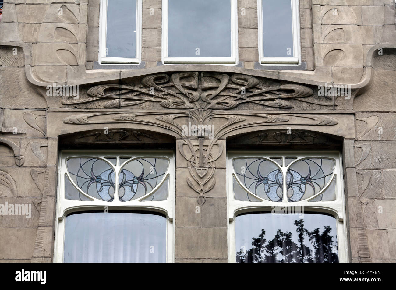 Nahaufnahme der Jugendstil Details über Fenster, Laan van Meerdervoort 215, den Haag (Den Haag), Niederlande Stockfoto