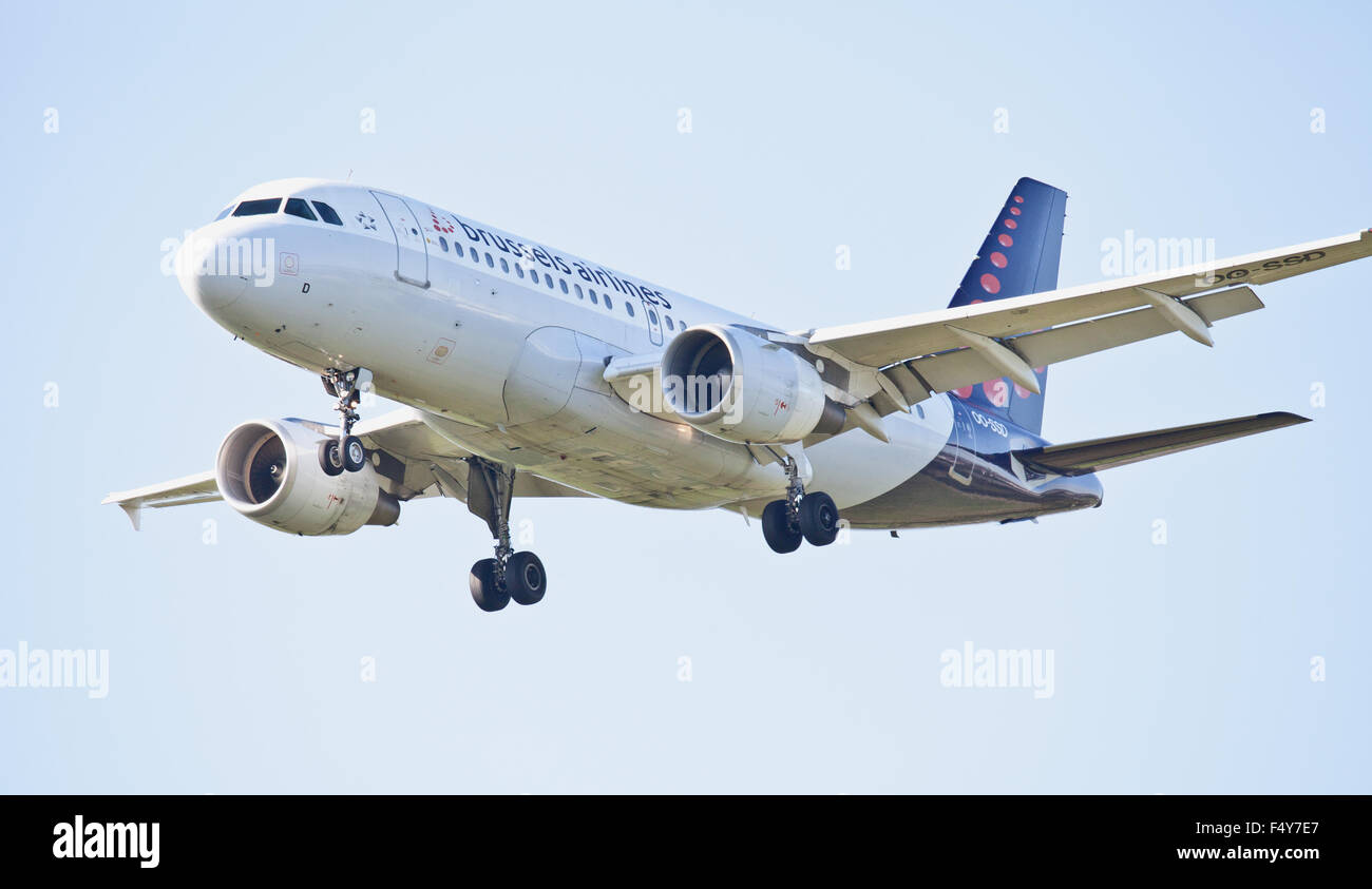Brussels Airlines Airbus A319 OO-SSD ins Land kommen am Flughafen London Heathrow LHR Stockfoto