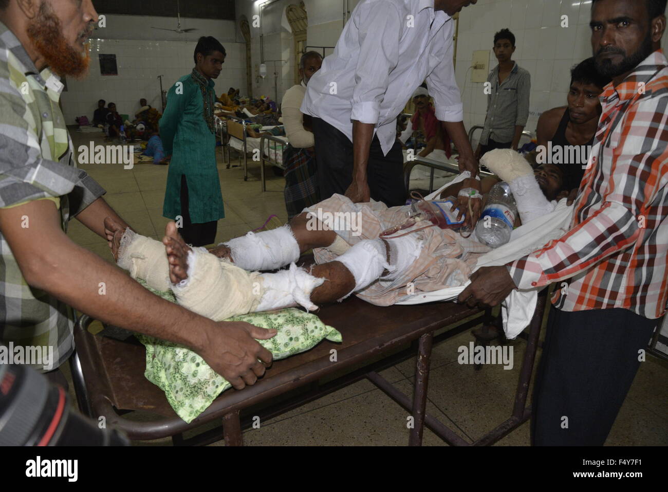 Ein verletzter schiitischer Muslim sieht in Dhaka medizinische Hochschule Krankenhaus nachdem außerhalb Bangladesch Hauptstadt schiitischen religiösen Hauptstandort in Dhaka explodiert. Am 24. Oktober 2015 mindestens eine Person wurde getötet und mehr als 60 verletzt bei einem Bombenangriff außerhalb der wichtigsten schiitischen Website in der Hauptstadt von Bangladesch, als Tausende versammelten sich zum jährlichen Aschura-Prozession. Stockfoto