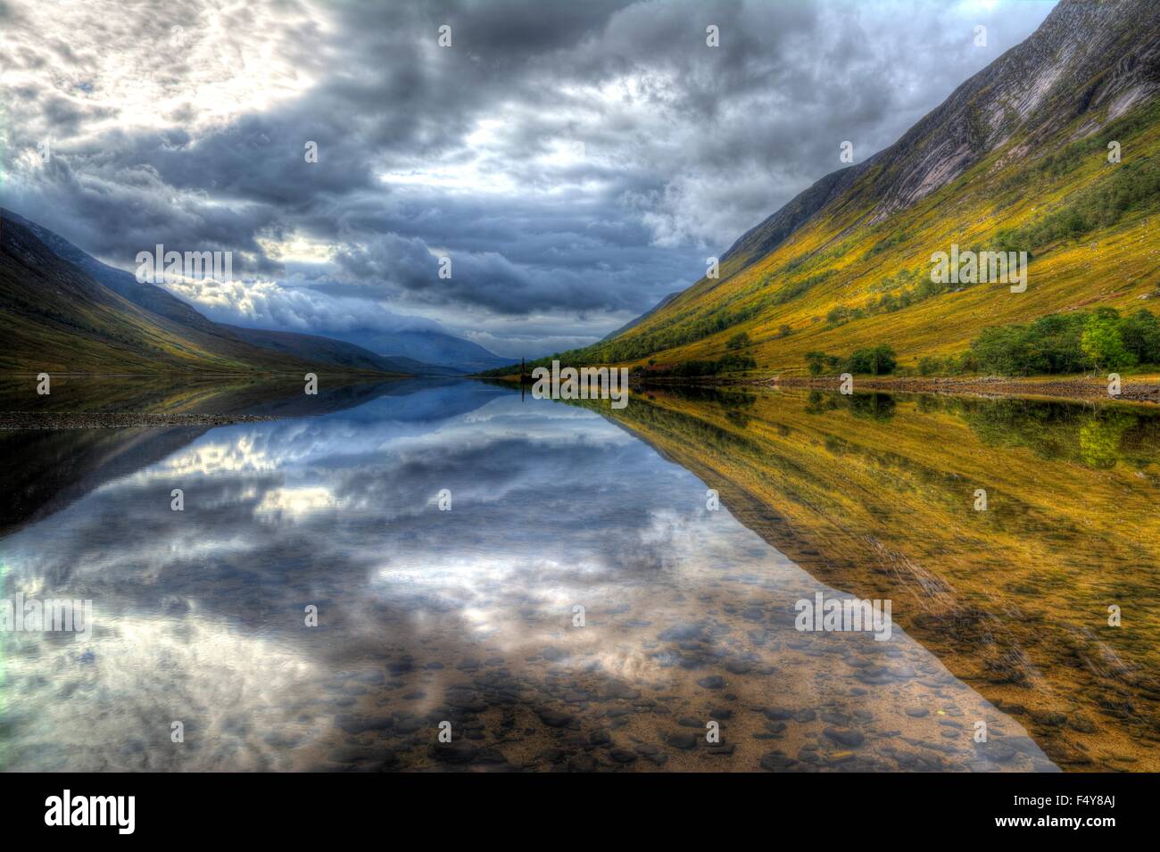 Reflexionen und Gewitterwolken auf Loch Etive Stockfoto