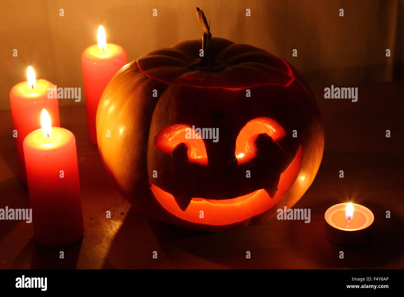Scary Halloween-Kürbis mit Kerzen auf einem dunklen Hintergrund Stockfoto