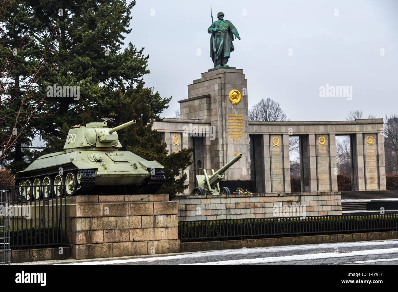 BERLIN - DEZEMBER. 16: russische Panzer des zweiten Weltkriegs auf Sowjetisches Ehrenmarl (sowjetischen Ehrenmal) im Tiergarten, Berlin. Dezem Stockfoto