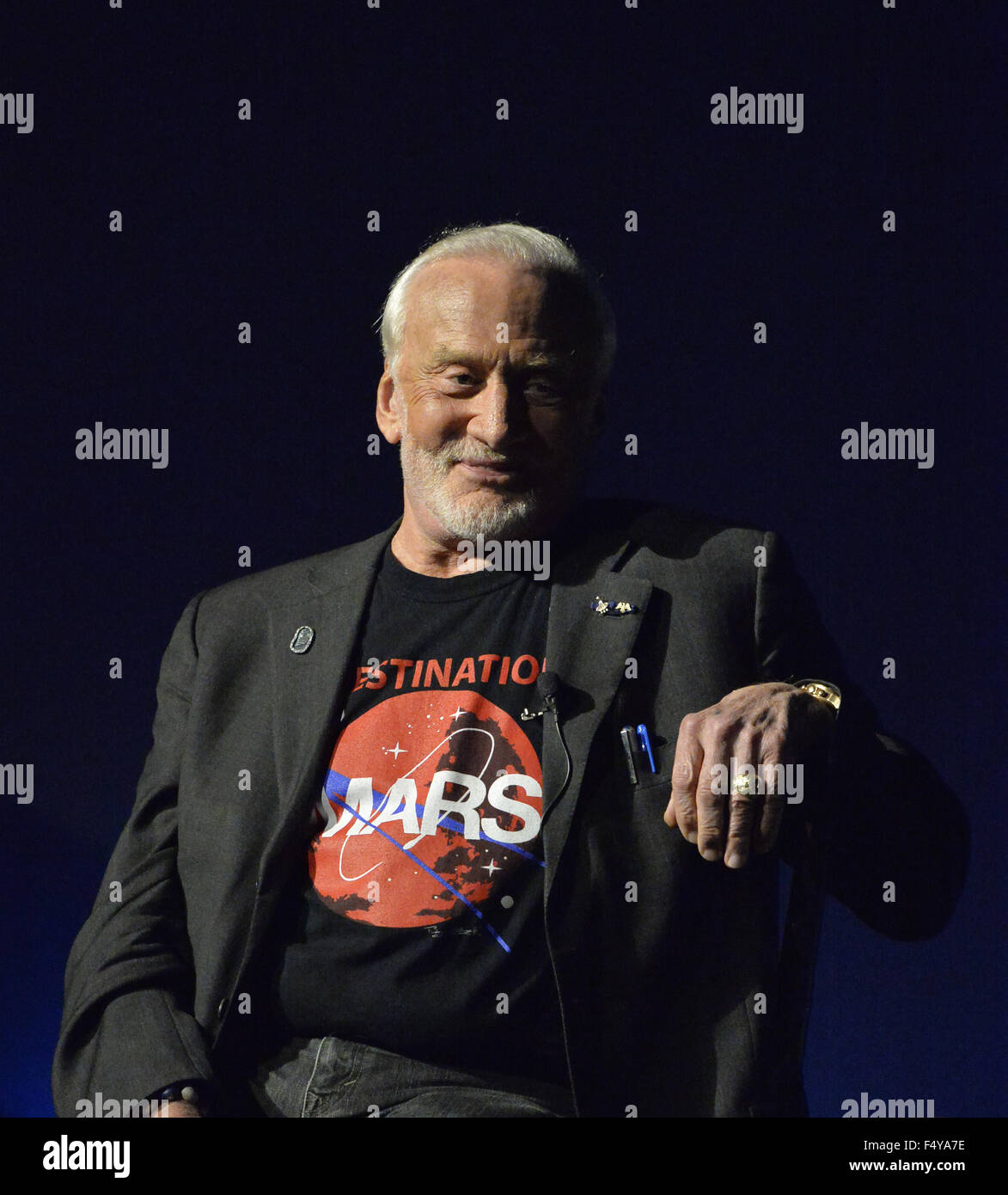Garden City, New York, USA. 23. Oktober 2015. Ehemalige NASA-Astronaut BUZZ ALDRIN Edwin lächelt, als er mit seiner linken Hand im Gespräch über seine frühen deutet Jahre, Erfahrungen im Raum und seine neue Kinder Mittelstufe buchen Willkommen zum Mars: daran, ein Haus auf dem roten Planeten. Nach dem Vortrag bei JetBlue Sky Theater Planetarium im Long Island Cradle of Aviation Museum signierte Aldrin Exemplare seines neuen Buches. Aldrin ist sein Ziel MARS-Hemd tragen. Buzz Aldrin war 1969 Apollo 11-Mission, die zweite Person überhaupt, der den Mond betrat, und seine erste Reise nach Raum war die Stockfoto