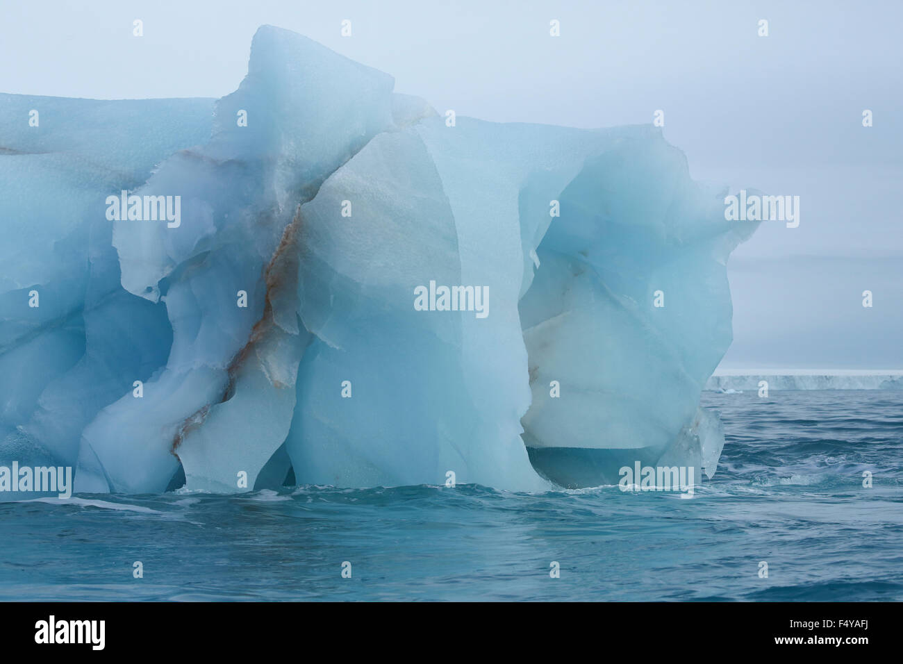 Arktis, Spitzbergen, Bråsvellbreen. Riesiger Eisberg schwimmt in der Nähe des Brasvell-Gletschers. Stockfoto