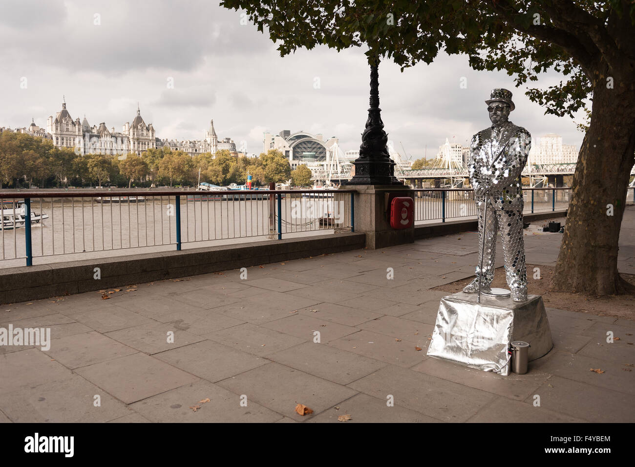 Spiegel Mann Statue Straßenkünstler in kleine reflektierende glänzenden Spiegel stehend noch als neues Artwork am Südufer beschichtet Stockfoto