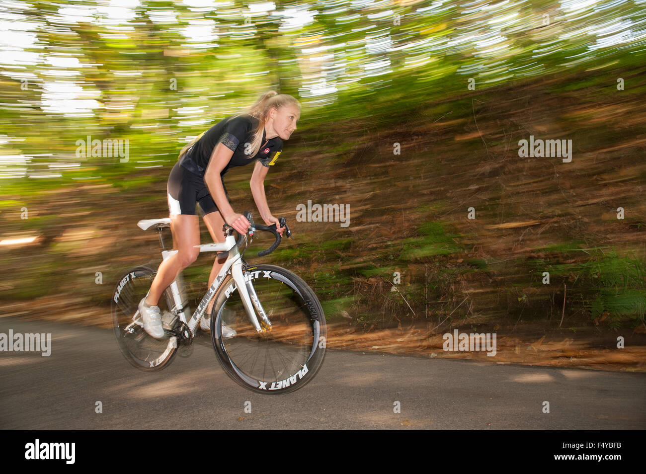 Nstige Hill Climb 120 Event ausgerichtet Straßenrennen gegen die Uhr TT steilen Feldweg konzentrierte sich auf den Weg in die Zukunft Stockfoto