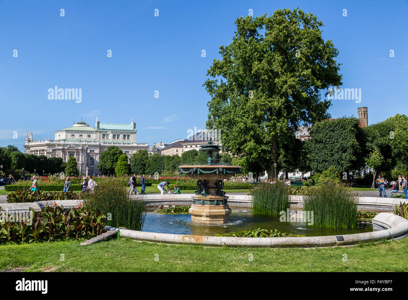 Wien - 23.Juni: Menschen besuchen Schönbrunn Gärten am 23. Juni 2013 in Wien. Ab 2008 war Wien die 20. meistbesuchte Stadt Stockfoto