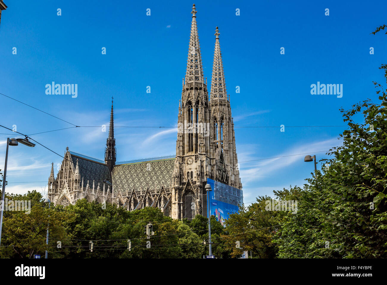Wien - 22 Juli: The Votiv Churchis eine neugotische Kirche befindet sich auf der Ringstra? e in Wien. Nach der versuchten Stockfoto