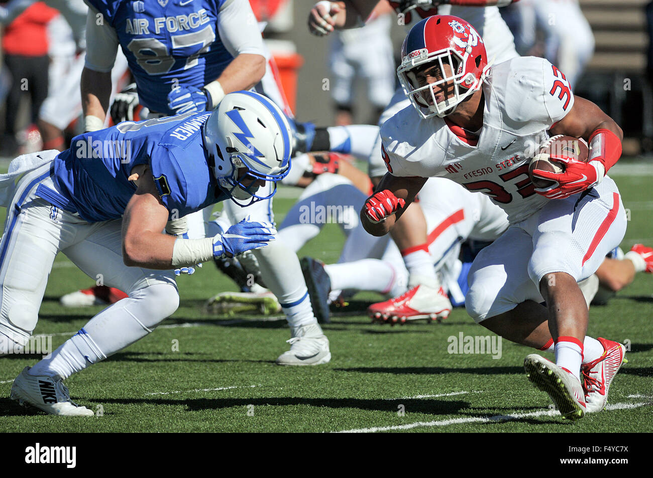 Colorado Springs, Colorado, USA. 24. Oktober 2015. Fresno State Runningback, Marteze Waller #33 in Aktion während der NCAA Football-Spiel zwischen den Fresno State Bulldogs und die Air Force Academy Falcons an Falcon Stadium, US Air Force Academy, Colorado Springs, Colorado. Air Force Niederlagen Fresno State 42-14. Bildnachweis: Csm/Alamy Live-Nachrichten Stockfoto