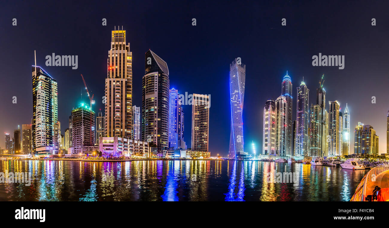 DUBAI, Vereinigte Arabische Emirate - 13 NOVEMBER: Dubai downtown Nachtszene mit Citylights, Luxus neue High-Tech-Stadt im Nahen Osten. Dubai Marina ci Stockfoto