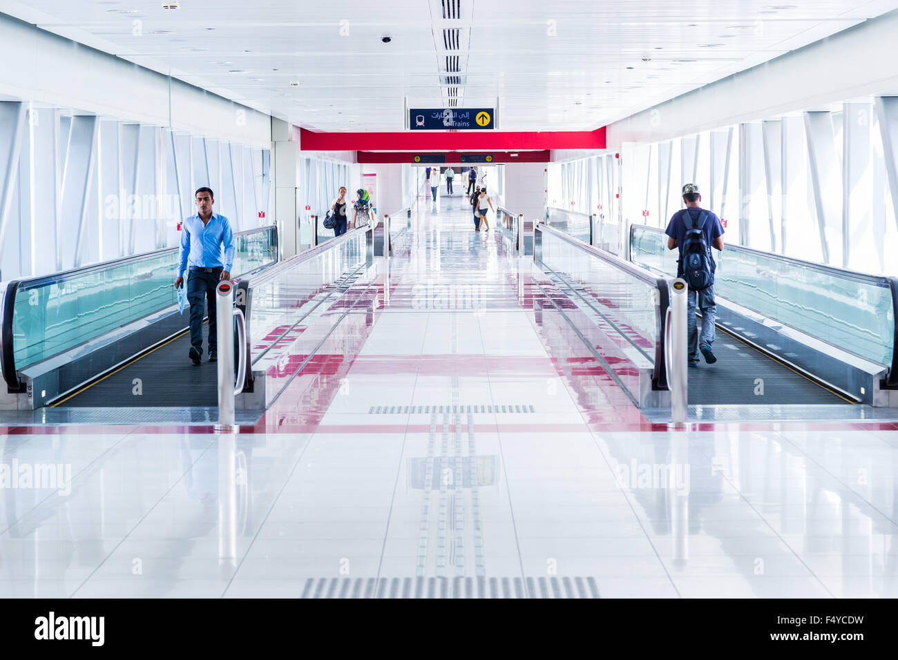 DUBAI, Vereinigte Arabische Emirate - 13 NOVEMBER: Dubai Metro als weltweit längste vollautomatische u-Bahn-Netz (75 km). Automatische Treppen bei Dubai Metro Stockfoto